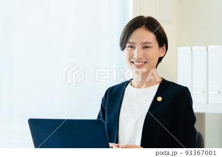 デスクワークをする弁護士女性 93367001