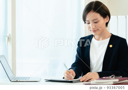 デスクワークをする弁護士女性 93367005