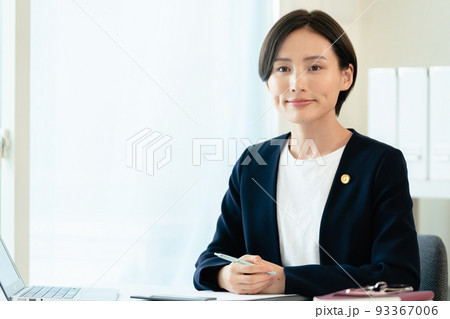 デスクワークをする弁護士女性 デスクワークをする弁護士女性 93367006