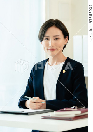 デスクワークをする弁護士女性 93367009