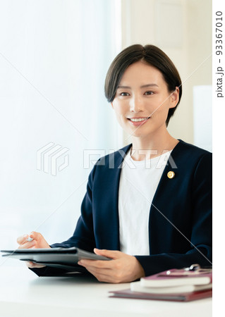 デスクワークをする弁護士女性 93367010