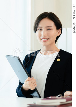 デスクワークをする弁護士女性 93367013