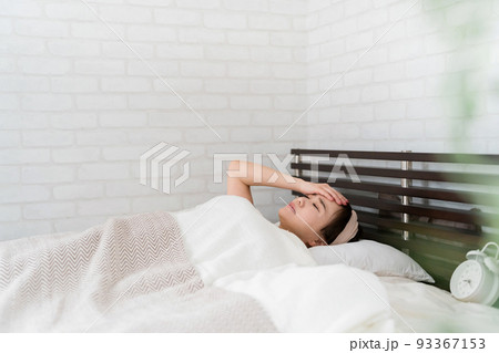 睡眠障害・眠れない女性（頭痛・発熱） 93367153