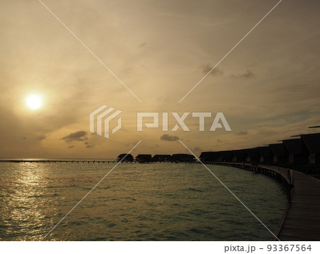 モルディブの美しいサンセット 93367564