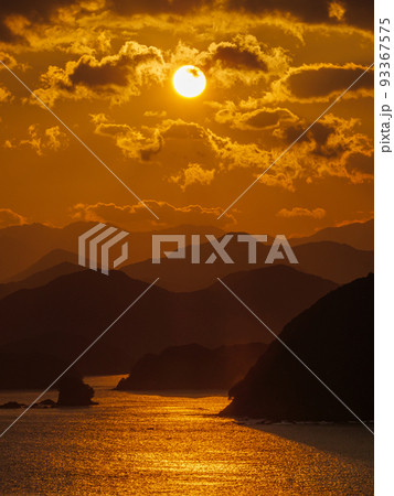 紀伊山地と海の夕景 紀伊山地と海の夕景 93367575