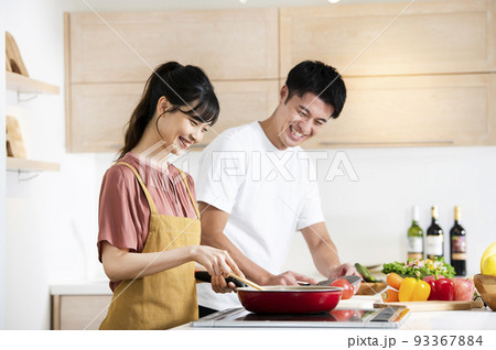 料理をする若い夫婦 料理をする若い夫婦 93367884