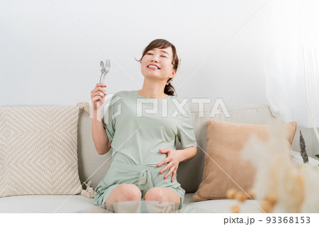 スプーンとフォークを持つ日本人の妊婦(大食い・食事) スプーンとフォークを持つ日本人の妊婦(大食い・食事) 93368153