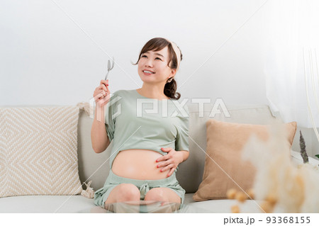 スプーンとフォークを持つ日本人の妊婦(大食い・食事) スプーンとフォークを持つ日本人の妊婦(大食い・食事) 93368155