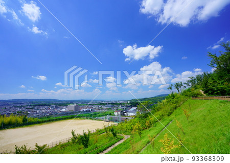 京都木津川市・真夏の城址公園から木津駅京都方面展望 93368309