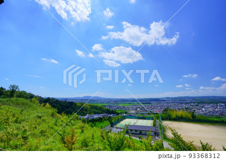 京都木津川市・真夏の城址公園から生駒山方面展望 京都木津川市・真夏の城址公園から生駒山方面展望 93368312