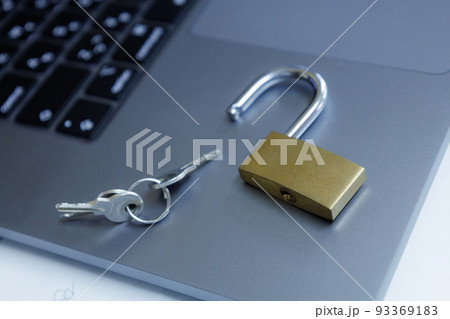 パソコンと南京錠　セキュリティ　イメージ 93369183
