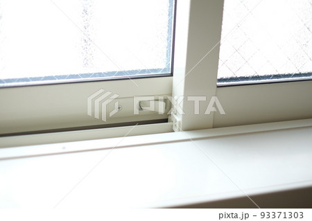洗面所の窓　鍵 93371303