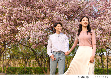 Korean Asian couple enjoying spring date_happy vibe Korean Asian couple enjoying spring date_happy vibe 93372635