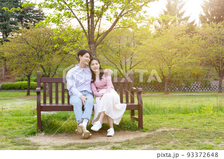 Korean Asian couple enjoying spring date_sitting on the bench 93372648