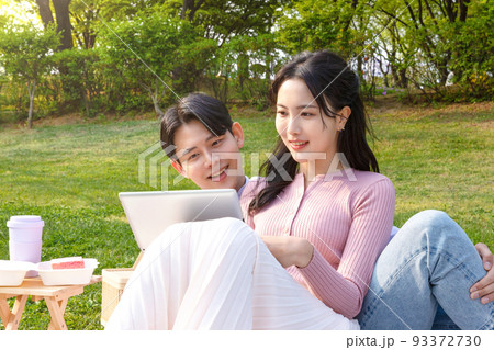 Asian Korean couple enjoying spring picnic 93372730