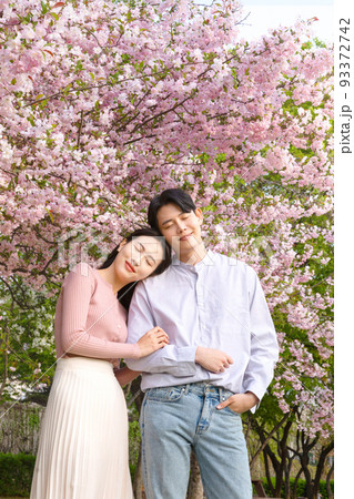 Korean Asian couple enjoying spring date_happy vibe Korean Asian couple enjoying spring date_happy vibe 93372742