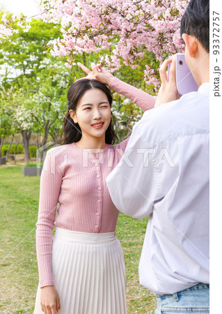 Korean Asian couple enjoying spring date_taking a photo Korean Asian couple enjoying spring date_taking a photo 93372757