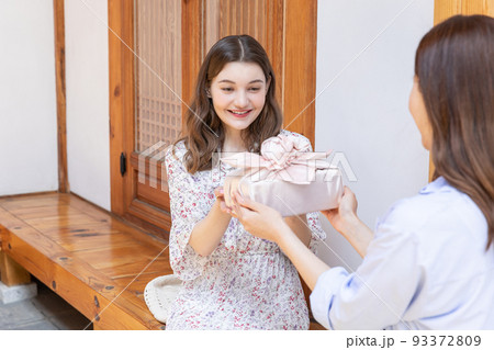 Experience Hanok, Korean traditional house_Korean and Caucasian girls giving gifts Experience Hanok, Korean traditional house_Korean and Caucasian girls giving gifts 93372809