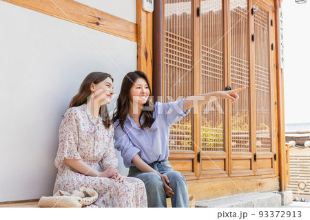Experience Hanok, Korean traditional house_Korean and Caucasian girls looking at the landscape Experience Hanok, Korean traditional house_Korean and Caucasian girls looking at the landscape 93372913