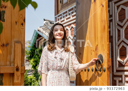 Experience Hanok, Korean traditional house_caucasian girl opening the door 93372963