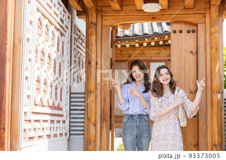 Experience Hanok, Korean traditional house_caucasian girl taking a photo 93373005