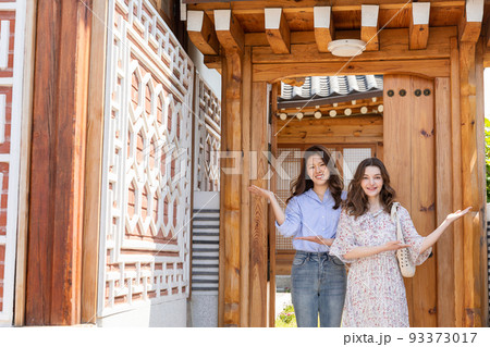 Experience Hanok, Korean traditional house_Korean and Caucasian girls standing at the door 93373017