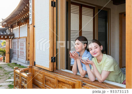 Experience Hanok, Korean traditional house_Korean and Caucasian girls drinking tea 93373115