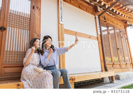 Experience Hanok, Korean traditional house_Korean and Caucasian girls taking a photo 93373116