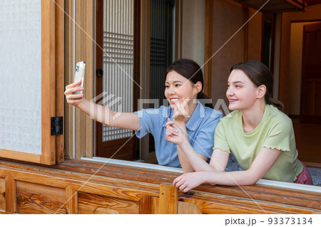 Experience Hanok, Korean traditional house_Korean and Caucasian girls taking a selfie 93373134
