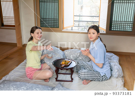 Experience Hanok, Korean traditional house_Korean and Caucasian girls drinking tea Experience Hanok, Korean traditional house_Korean and Caucasian girls drinking tea 93373181