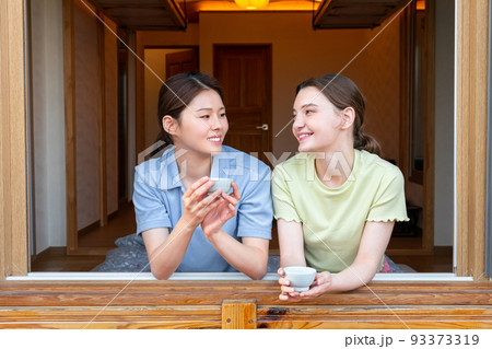 Experience Hanok, Korean traditional house_Korean and Caucasian girls drinking tea Experience Hanok, Korean traditional house_Korean and Caucasian girls drinking tea 93373319
