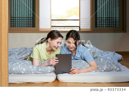 Experience Hanok, Korean traditional house_Korean and Caucasian girls watching video on tablet pc 93373334