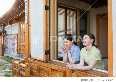 Experience Hanok, Korean traditional house_Korean and Caucasian girls drinking tea 93373337