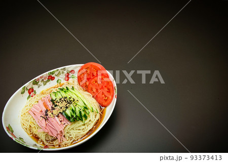 黒を背景にして、いちご柄の器に、トマト、きゅうり、ハムがトッピングされた冷やし中華が美味しそう 黒を背景にして、いちご柄の器に、トマト、きゅうり、ハムがトッピングされた冷やし中華が美味しそう 93373413