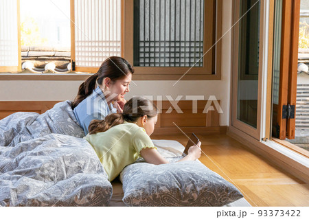 Experience Hanok, Korean traditional house_Korean and Caucasian girls watching video on tablet pc Experience Hanok, Korean traditional house_Korean and Caucasian girls watching video on tablet pc 93373422