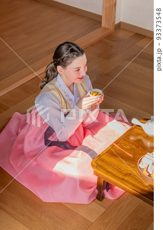 Korean and Caucasian girls experiencing traditional tea ceremony in Hanok, Korean traditional house 93373548