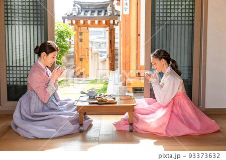 Korean and Caucasian girls experiencing traditional tea ceremony in Hanok, Korean traditional house 93373632