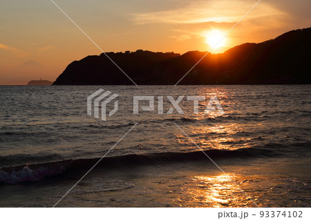逗子海岸から見る夏の夕暮れの江ノ島と富士山の景色 逗子海岸から見る夏の夕暮れの江ノ島と富士山の景色 93374102