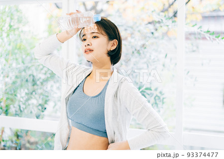 運動後に水を飲む女性 93374477