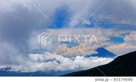 夏の北八ヶ岳 『にゅう』山頂からの風景 富士山を望む 夏の北八ヶ岳 『にゅう』山頂からの風景 富士山を望む 93374690