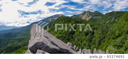 夏の北八ヶ岳 『にゅう』山頂からの風景 富士山、硫黄岳、天狗岳を望む 夏の北八ヶ岳 『にゅう』山頂からの風景 富士山、硫黄岳、天狗岳を望む 93374691