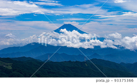 夏の大菩薩嶺 雷岩から富士山を望む 山梨 夏の大菩薩嶺 雷岩から富士山を望む 山梨 93375366