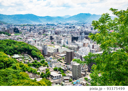 広島駅北側の二葉山山頂から広島市の東寄りの展望です。右上にカープの本拠地ズームズーム球場が見えます。 93375499