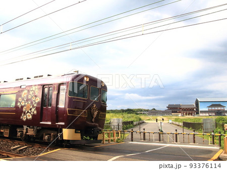 世界遺産の奈良平城宮跡内を走行する近鉄の観光特急「あをによし」 93376114