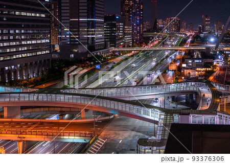 《東京都》夜の首都高速湾岸線・お台場エリア 93376306