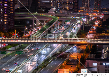 《東京都》夜の首都高速湾岸線・お台場エリア 93376307