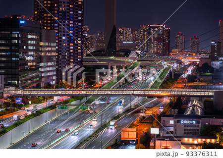 《東京都》夜の首都高速湾岸線・お台場エリア 93376311