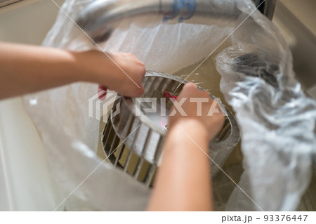 キッチンの換気扇掃除 キッチンの換気扇掃除 93376447