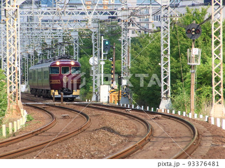 世界遺産の奈良平城宮跡内を走行する近鉄の観光特急「あをによし」 世界遺産の奈良平城宮跡内を走行する近鉄の観光特急「あをによし」 93376481