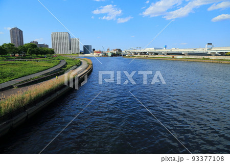 カーブして流れる隅田川 93377108